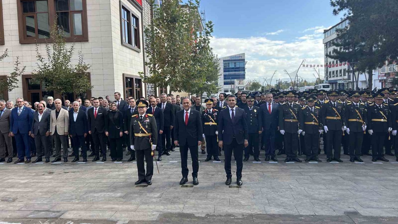 Bingöl’de Cumhuriyet’in 102. yılı kutlamaları çelenk sunumuyla başladı
