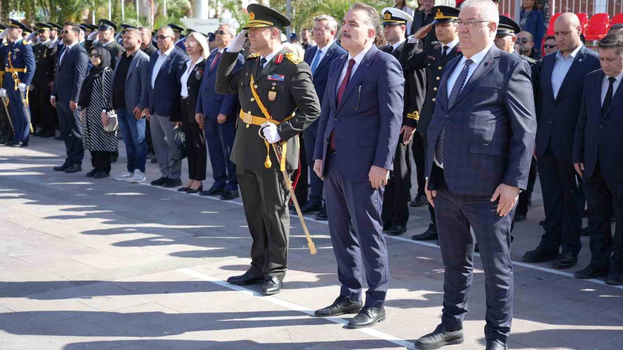 Edremit’te Cumhuriyet Bayramı kutlamaları, Atatürk Anıtına çelek sunumuyla başladı
