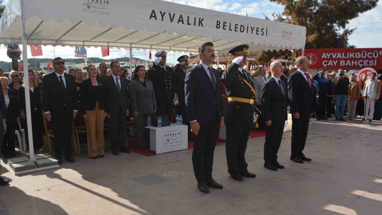 Ayvalık’ta Cumhuriyet Bayramı kutlamaları çelenk sunumuyla başladı
