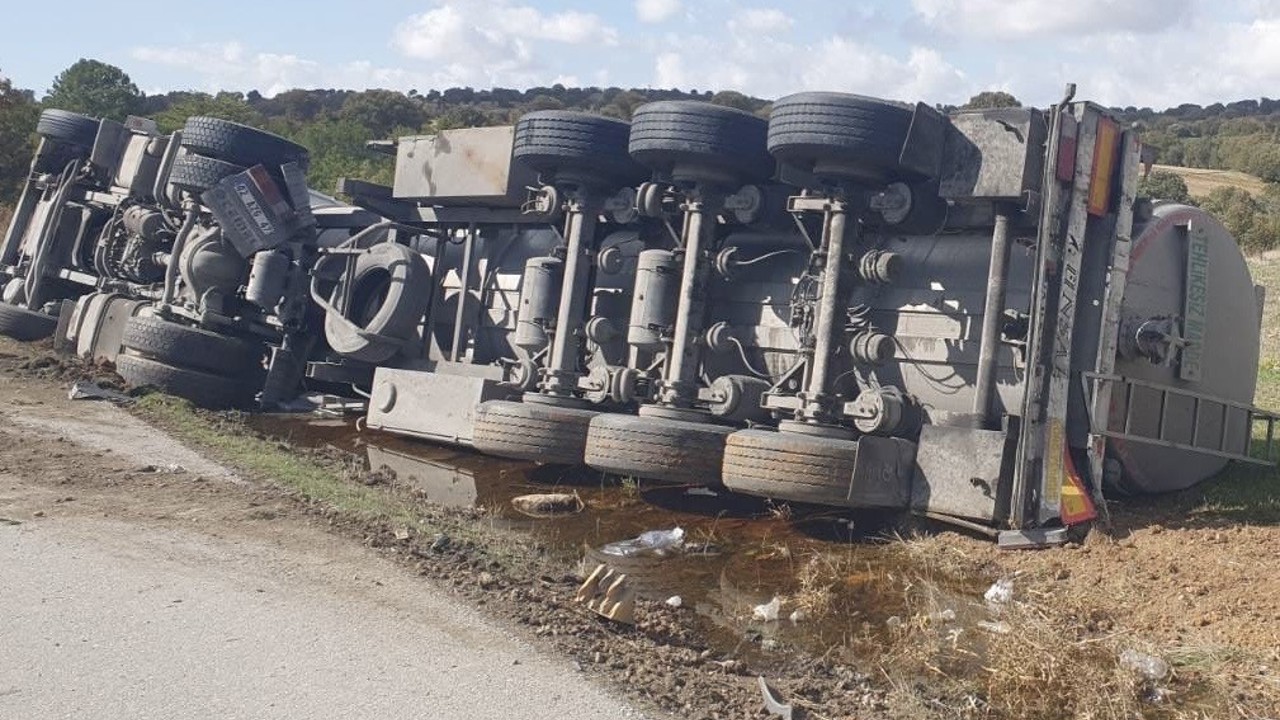 Uşak’ta tır yan yattı: 1 yaralı
