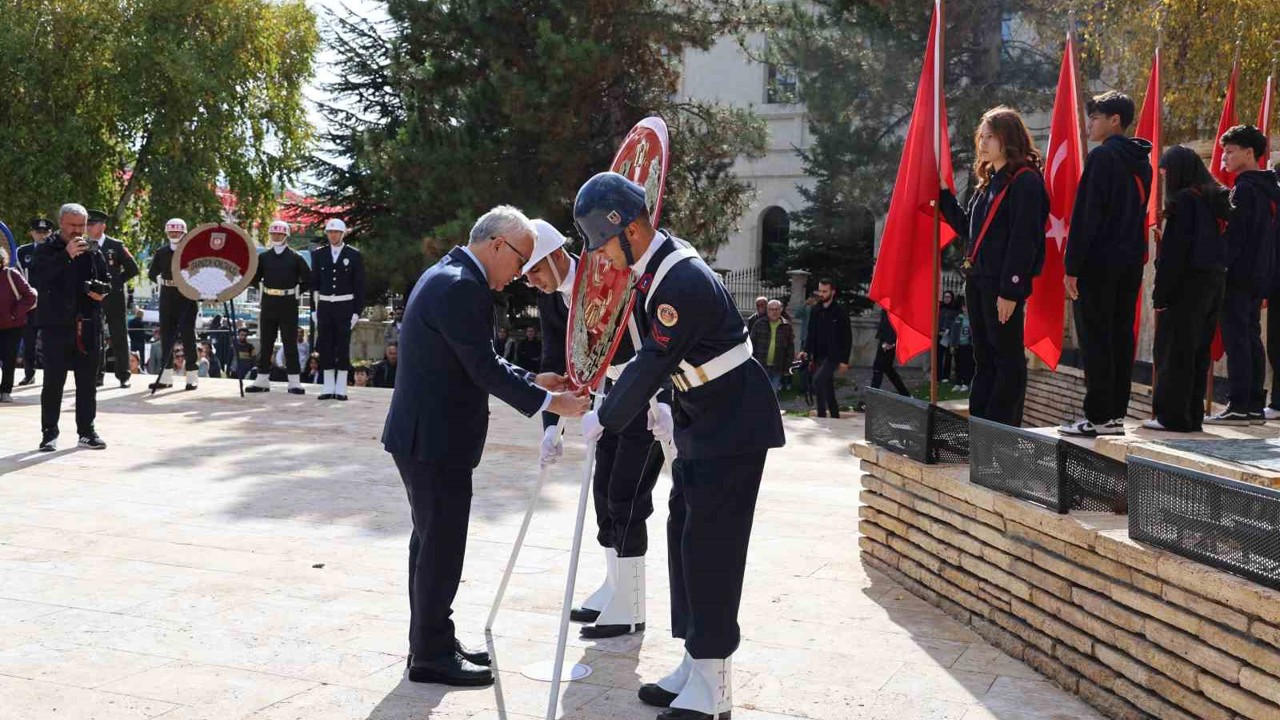 Cumhuriyeti fidan dağıtarak kutladılar

