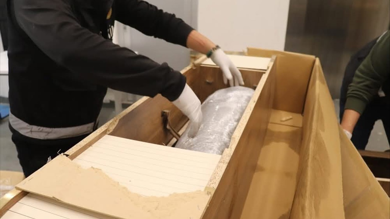 Kapıkule ve İpsala sınır kapılarında zehir tacirlerine darbe: Televizyon ünitesi içerisine gizlenen 96 kilo uyuşturucu yakalandı
