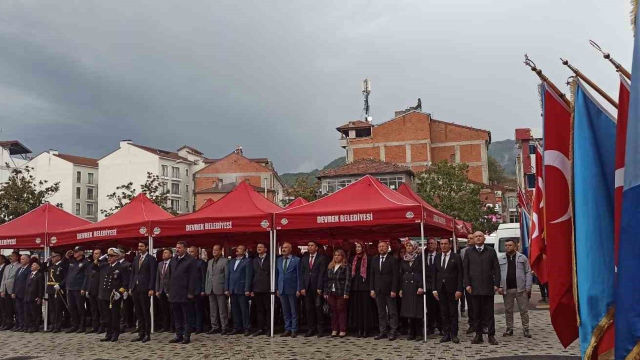 29 Ekim kutlamaları çelenk sunumu ile başladı
