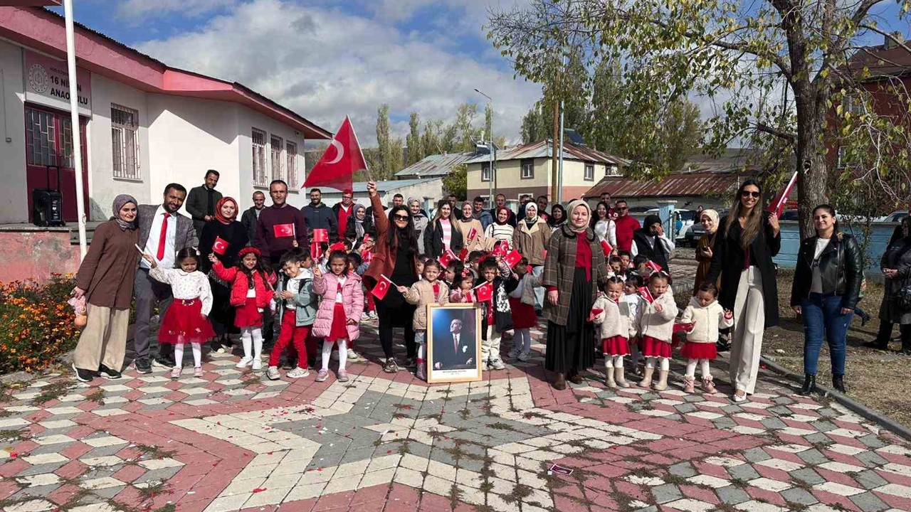 Eleşkirt’te Anaokulu Öğrencileri 29 Ekim’i coşkuyla kutlandı
