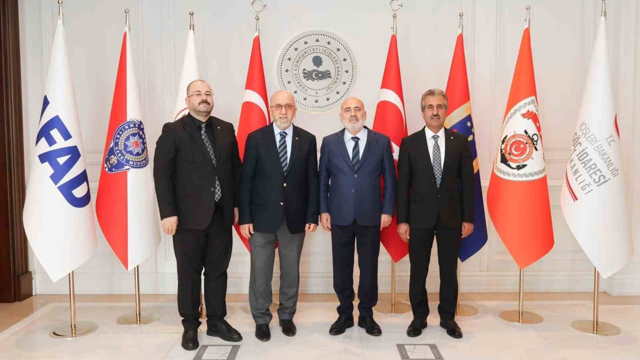 Başkan Dumandağ, bakan yardımcılarıyla bir araya geldi
