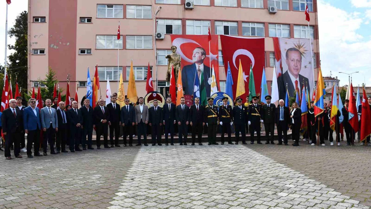 Vezirköprü’de çelenk sunma töreni
