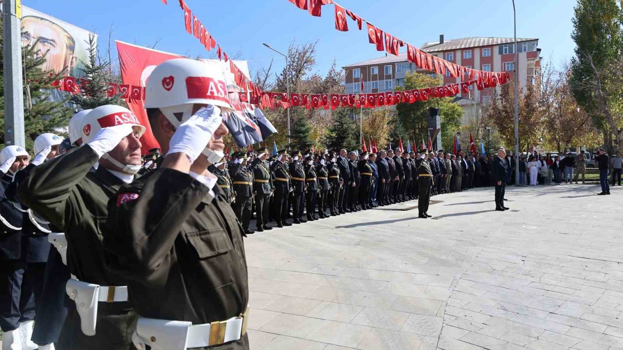 Ağrı’da 29 Ekim Cumhuriyet Bayramı çelenk sunma töreni düzenlendi
