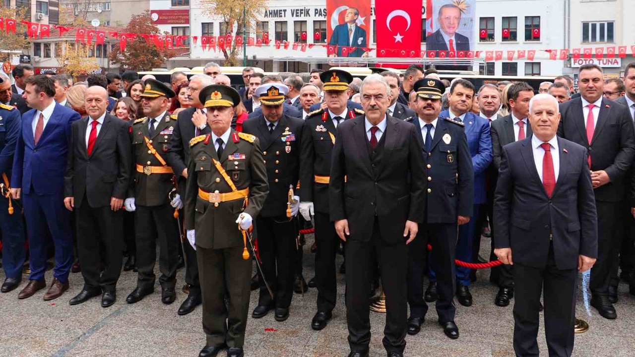Bursa Valisi Ayyıldız: "Cumhuriyetin 102. kuruluş yıl dönümünü coşku ve gururla yaşıyoruz"
