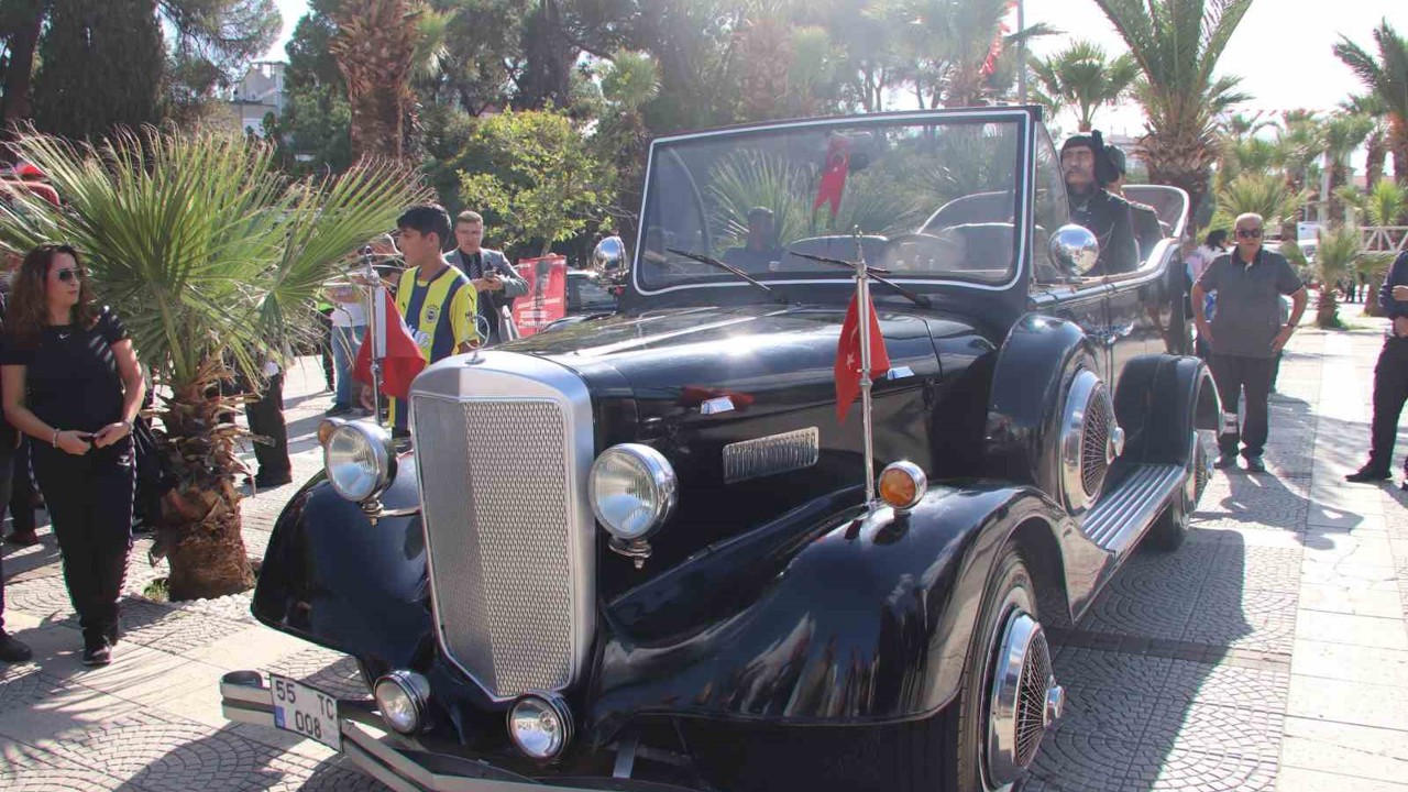 Atatürk’ün makam aracının aynısı Turgutlu’da ilgi odağı oldu
