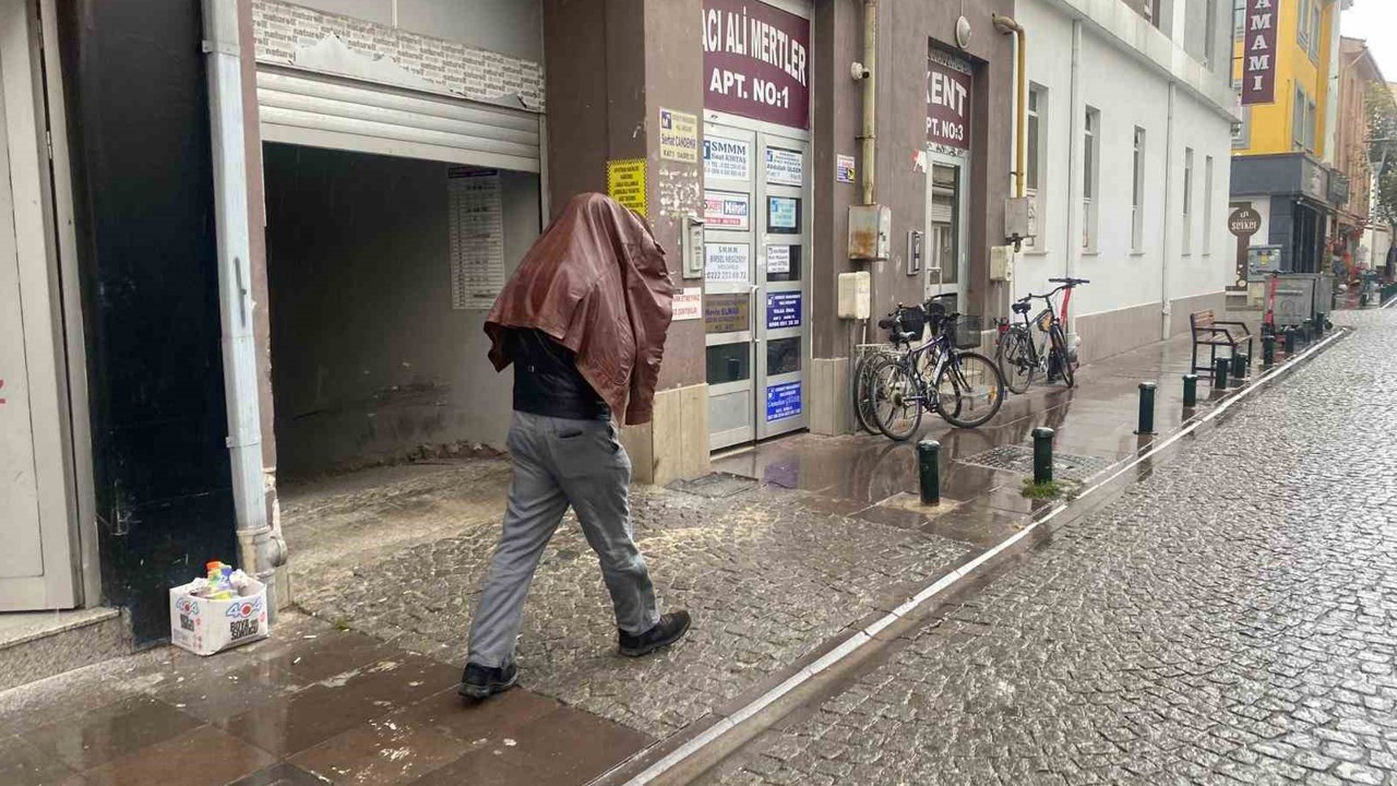 Eskişehir’de aniden bastıran yağış vatandaşlara zor anlar yaşattı
