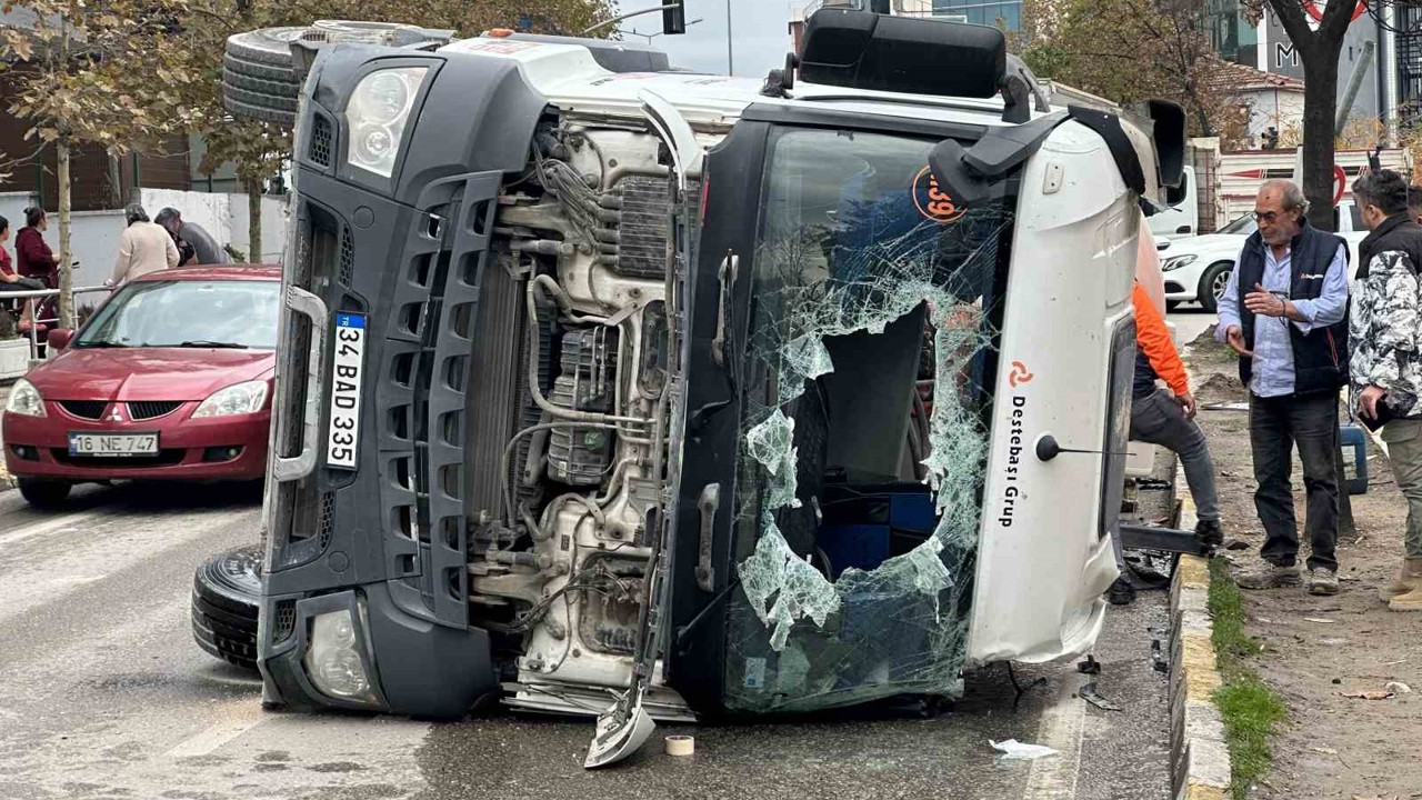 Sancaktepe’de beton mikseri devrildi: 1 yaralı
