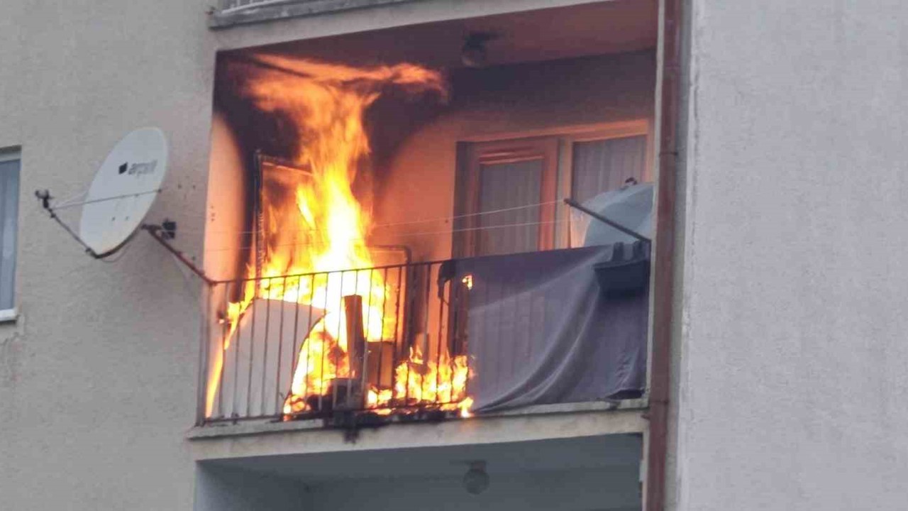 Balkonda çıkan yangın evi küle çeviriyordu
