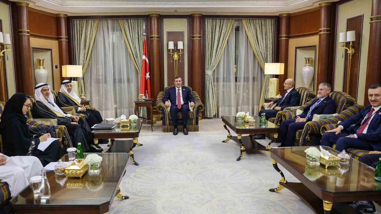 Cumhurbaşkanı Yardımcısı Yılmaz, Suudi Arabistan Yatırım Bakanı el-Falih ile bir araya geldi
