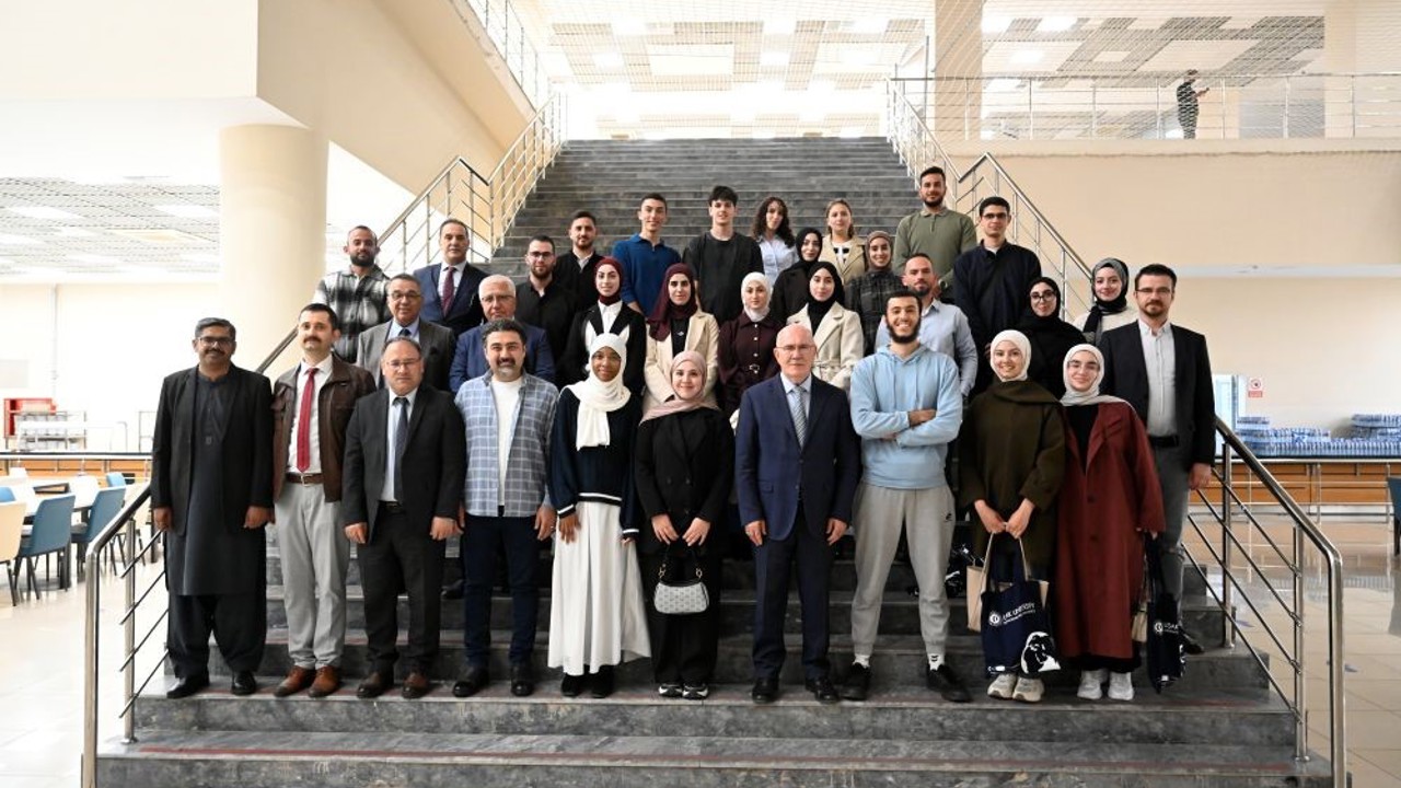 Uşak Üniversitesi Rektörü Savaş, Filistinli öğrencilerle buluştu
