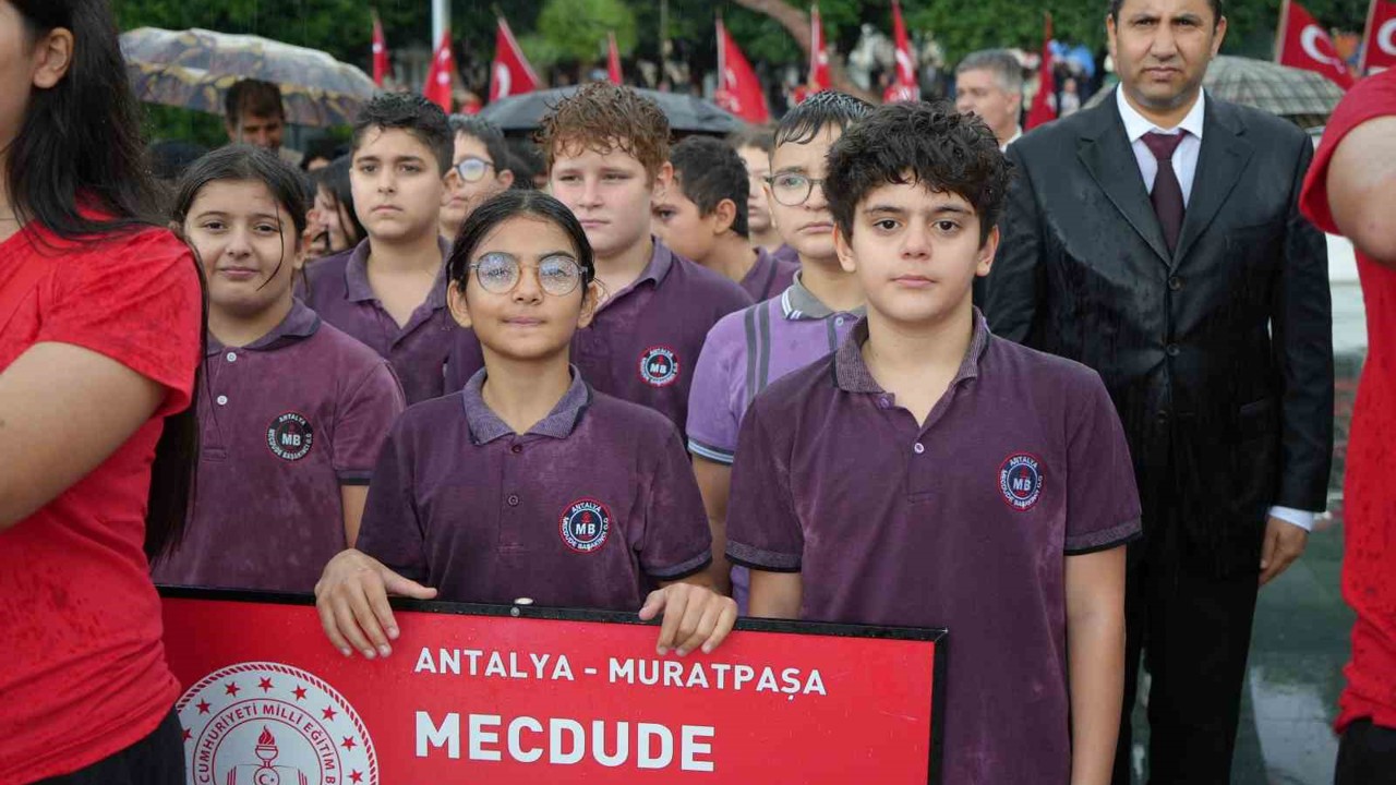 Antalyalılar 29 Ekim coşkusunu sağanak yağmur altında kutladı
