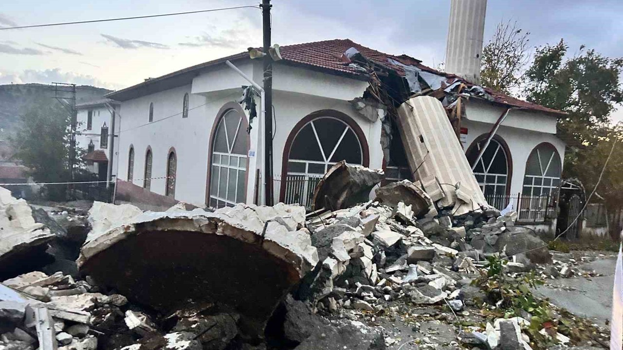 Fırtına minareyi yıktı: Cemaat ölümden döndü
