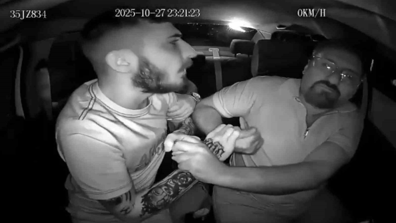 İzmir’de taksi şoförünün darbedildiği anlar kamerada
