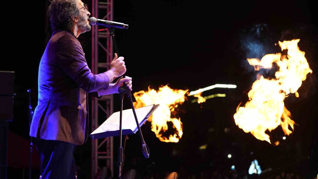 Yağmur altında Cumhuriyet coşkusu: Ünlü şarkıcı Fettah Can hayranlarıyla buluştu
