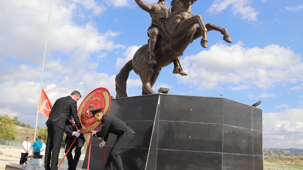 Selendi’de çelenk sunma töreni yapıldı
