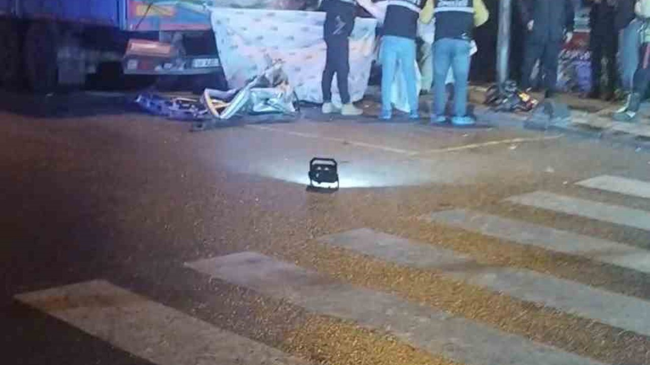 Sultanbeyli’de polisin "dur" ihtarına uymayan araç tıra arkadan çarptı: 1 ölü
