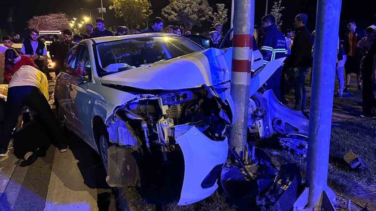 Batman’da otomobil trafik ışığı direğine çarptı: 3 yaralı
