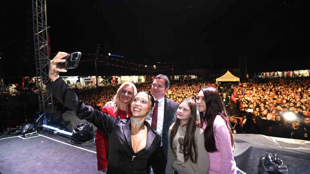 Bursa’da Zeynep Bastık’la Cumhuriyet coşkusu
