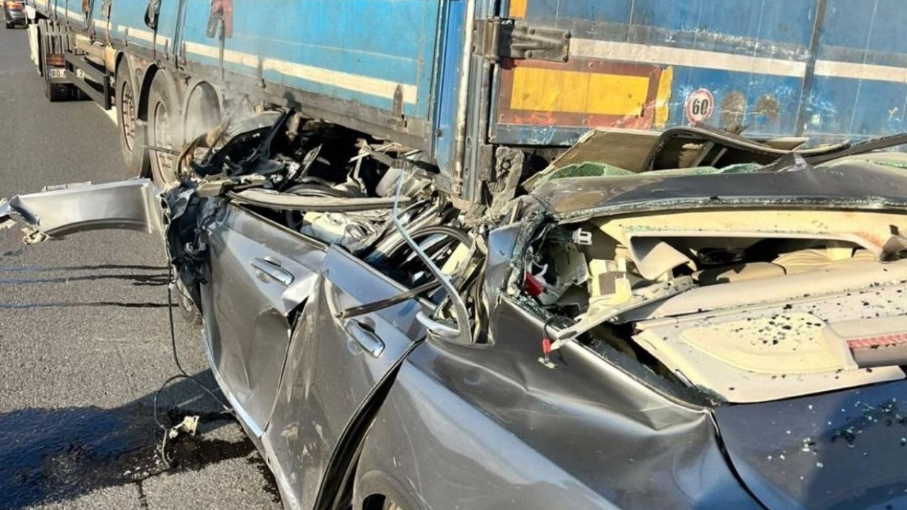 Tıra arkadan çarpan Volvo hurdaya döndü: 1 ölü
