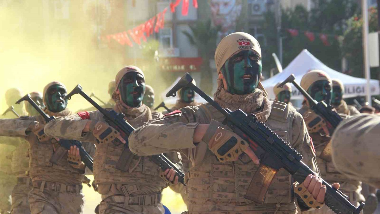 Manisa’da jandarmanın tüfekli gösterisi nefesleri kesti
