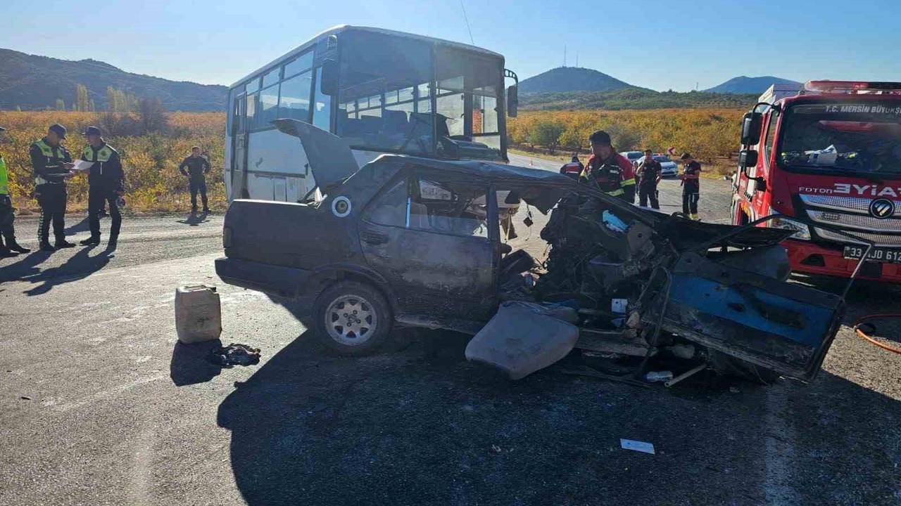 Mersin’de tarım işçilerini taşıyan midibüs otomobille çarpıştı: 3 ölü, 12 yaralı
