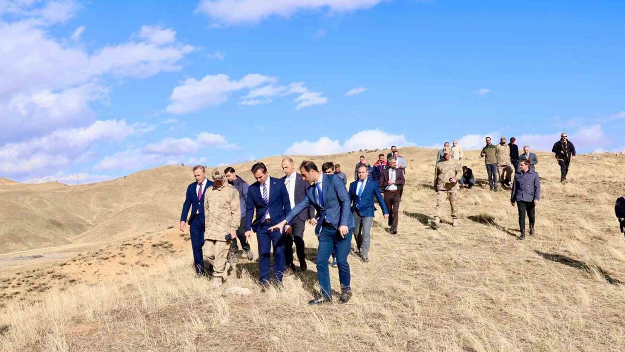 Vali Karakaya, 387 askerin şehit düştüğü bölgede
