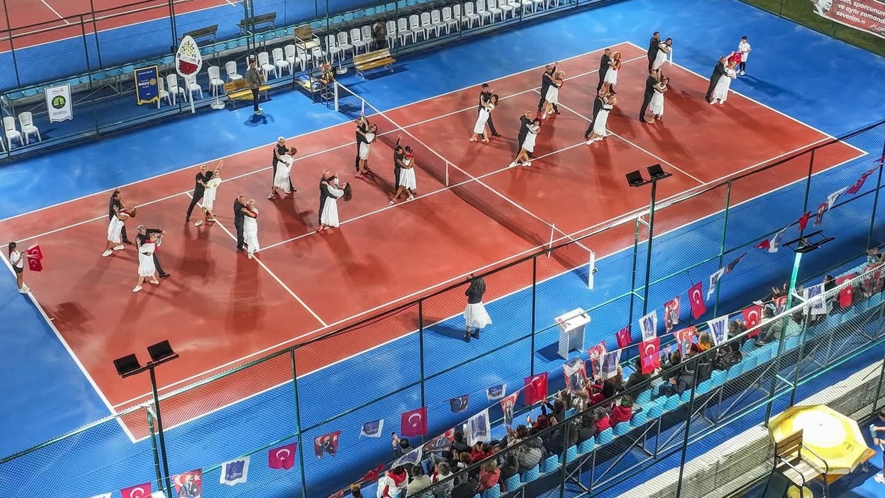 Kuşadası’nda Cumhuriyet coşkusu kortlara taşındı
