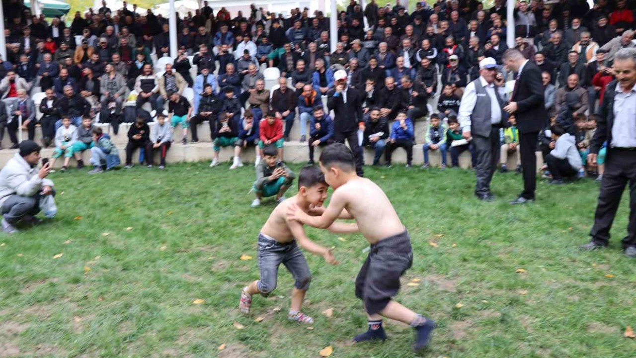 Cumhuriyet ile yaşıt karakucak güreşleri
