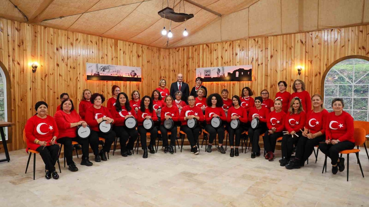 Düzce ritim grubu hem çaldı hem söyledi
