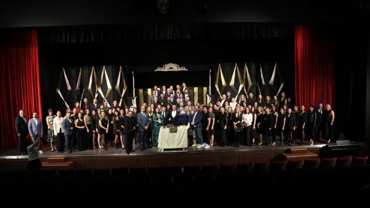 Sahne Tozu Tiyatrosu 21. yılını Haldun Dormen Sahnesi’nde kutladı
