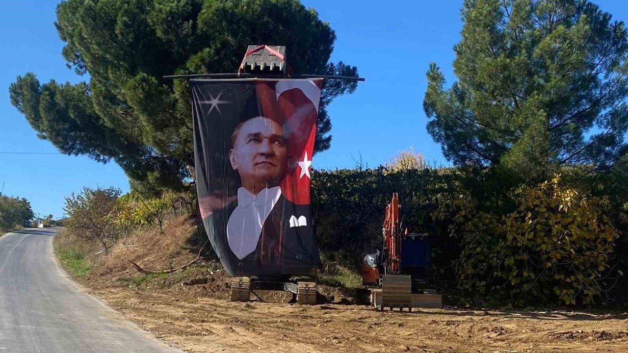 Kepçe operatöründen anlamlı cumhuriyet kutlaması
