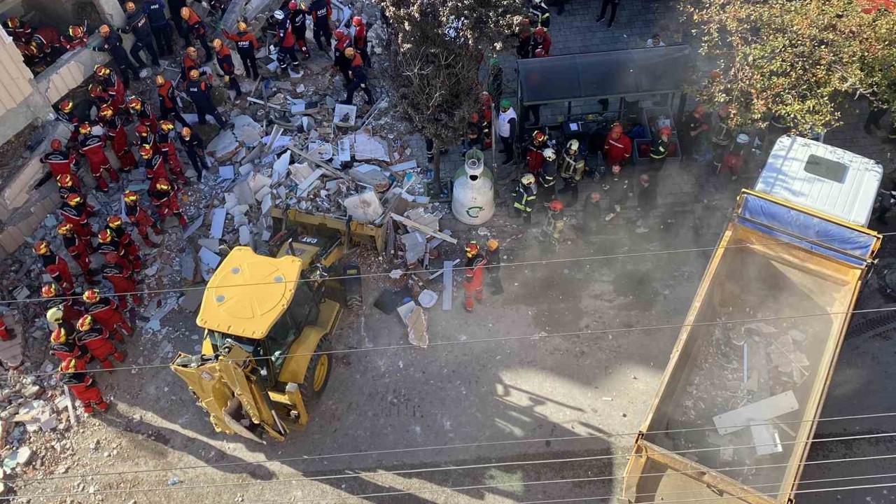 Çöken binadaki eczacı: "Belki enkaz altında biz de kalmış olacaktık"
