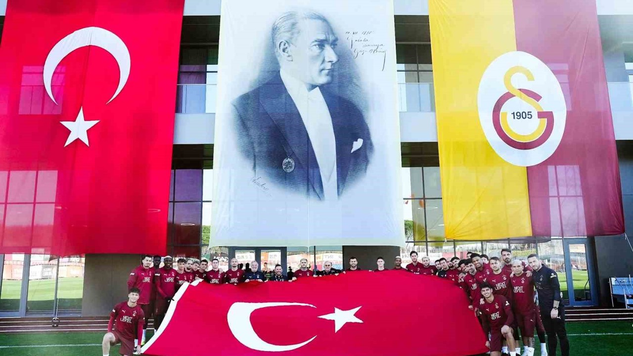 Galatasaraylı futbolculardan 29 Ekim Cumhuriyet Bayramı kutlaması
