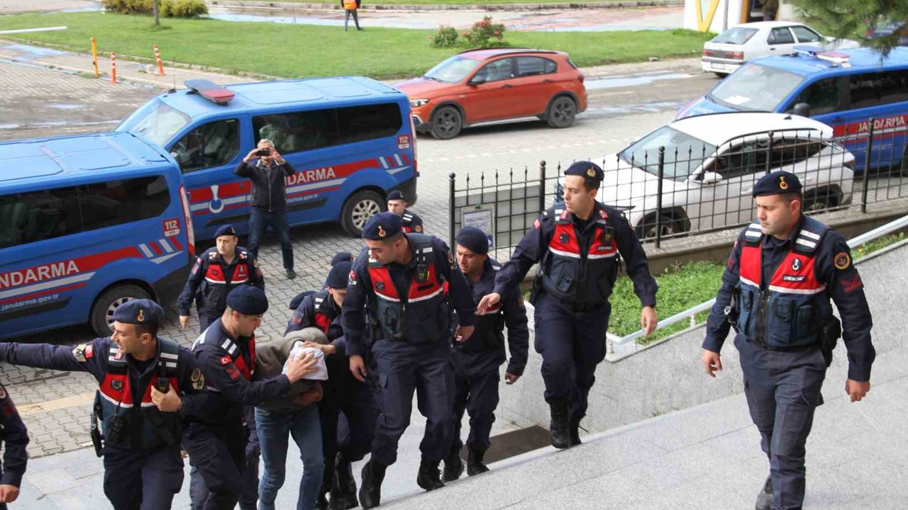 Bir ilçeyi diken üstünde tutan zanlı, adliyeye sevk edildi
