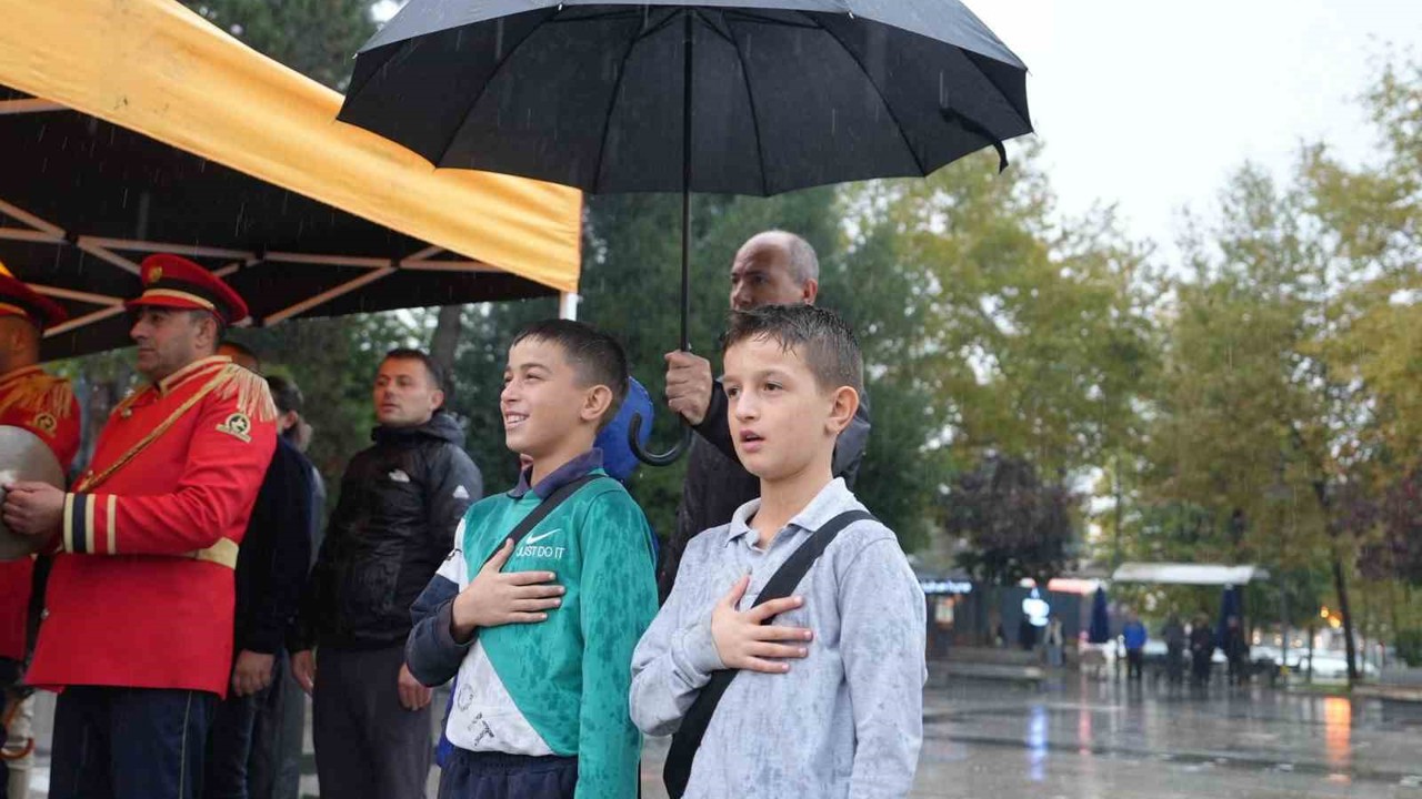 Törende şemsiye çocukları yağmurdan korudu
