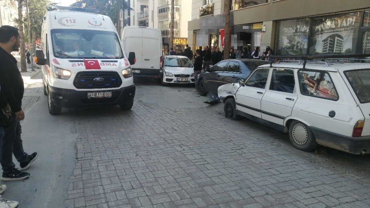 Kontrolden çıkan ticari araç park halindeki 4 araca çarptı: 1 yaralı
