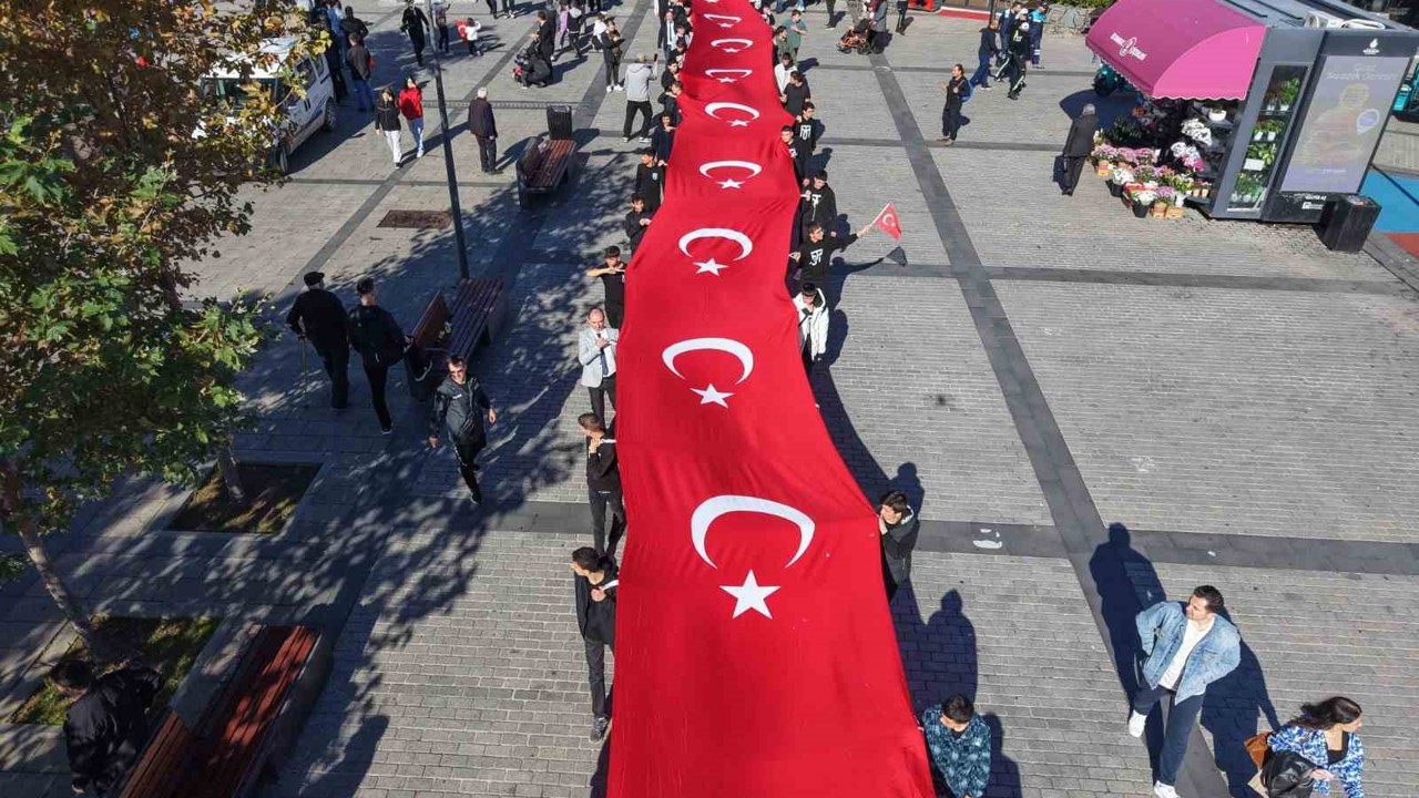 Pendik’te 102 metrelik Türk bayrağıyla Cumhuriyet kutlaması havadan görüntülendi
