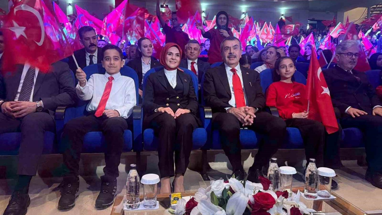 Bakan Tekin ve Bakan Göktaş ‘Köklü Geçmişten Güçlü Cumhuriyete’ programında öğrencilerin müzikli gösterisini izledi
