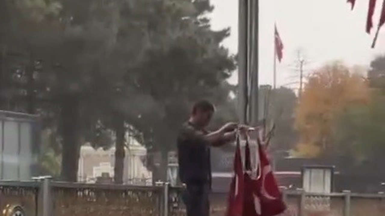 Erzincanlı vatandaşın bayrak hassasiyeti duygulandırdı
