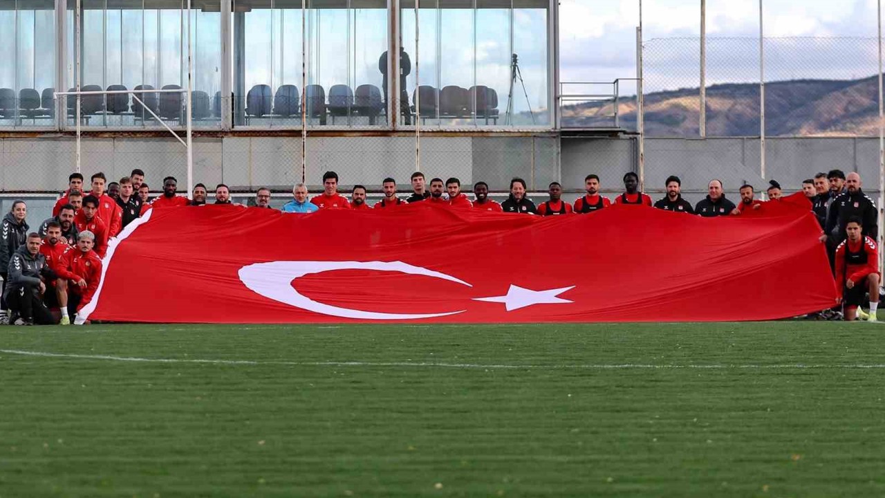 Sivasspor antrenmanda dev Türk bayrağı açtı
