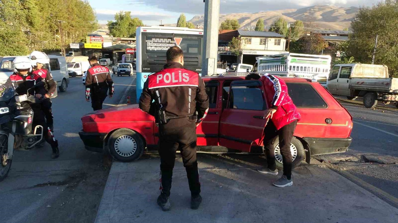 Polisin "dur" ihtarına uymadı, kaçarken kaza yaptı: Araçta uyuşturucu ele geçirildi
