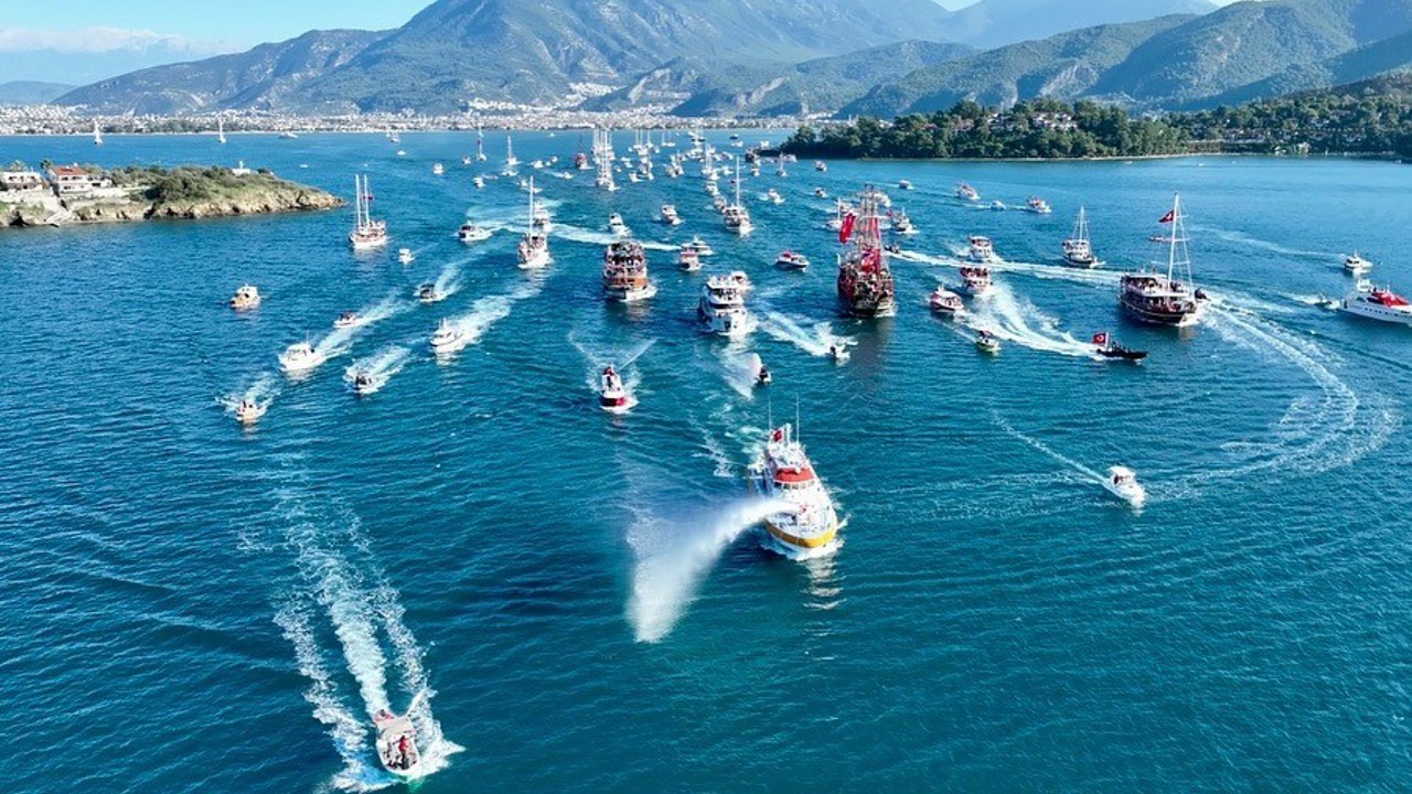 Fethiye’de Cumhuriyet’in 102. Yılı deniz ve kara kortejiyle coşkuyla kutlandı
