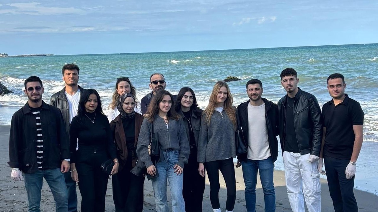 Üniversite öğrencilerinden çevre temizliği etkinliği
