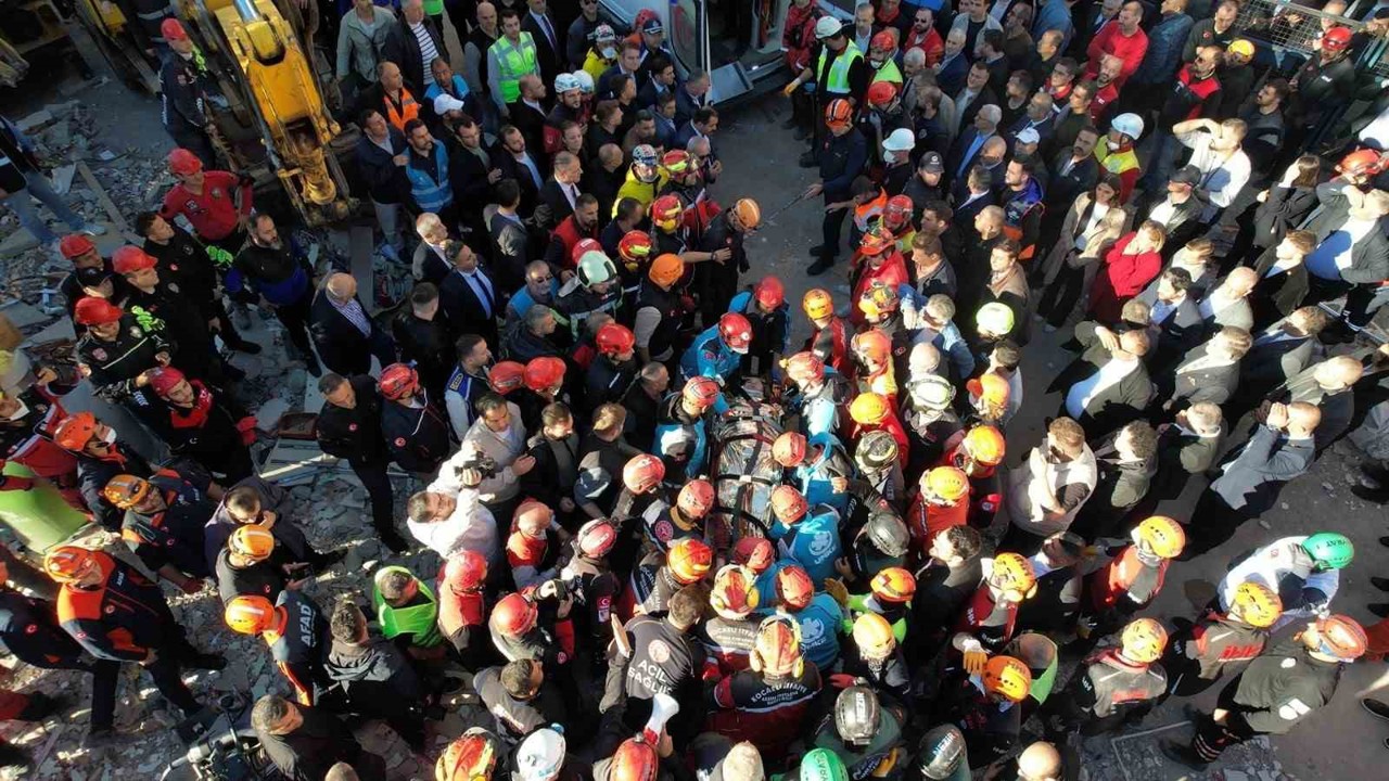 Enkazdan kurtarılan Dilara’dan güzel haber: Sorulara cevap veriyor
