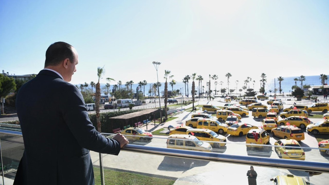 Konyaaltı’da taksicilerden Türk bayraklı Cumhuriyet konvoyu
