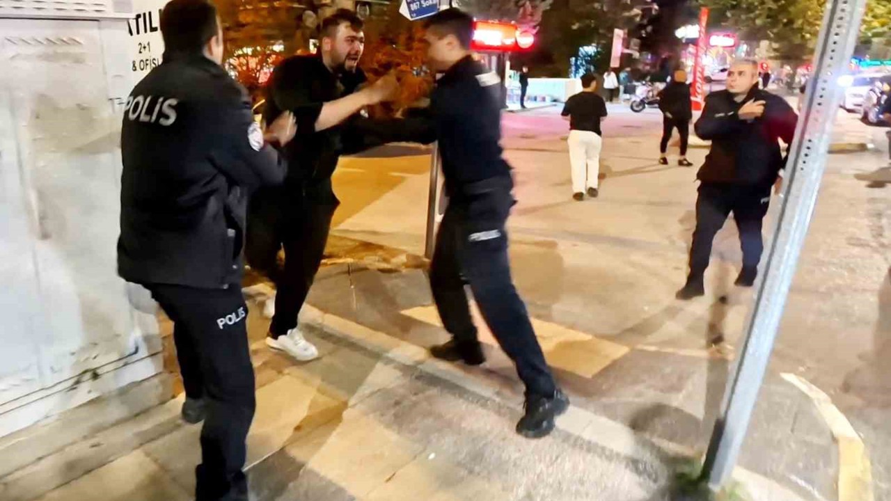 Yoldan geçen araçlara zarar verdi, polise direndi, "Öldürün beni" diye bağırdı
